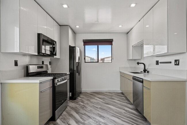 Building Photo - 955 N Oxford Ave