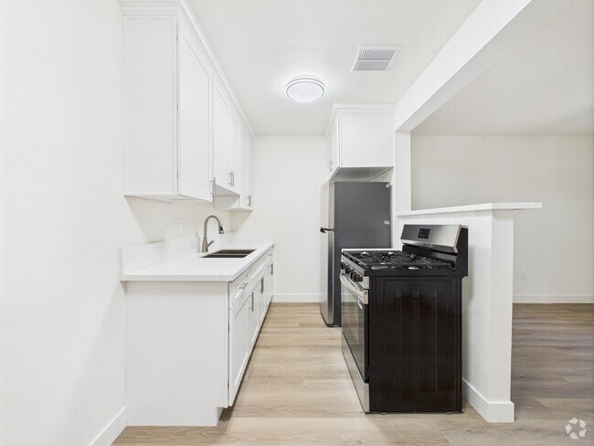 Building Photo - Roscoe Terrace Rental