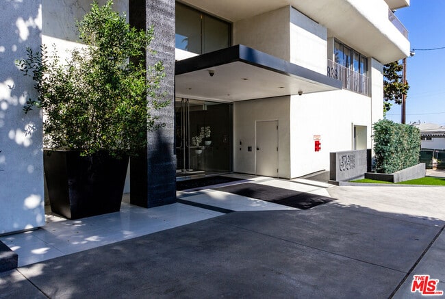 Building Photo - 838 N Doheny Dr Unit 203
