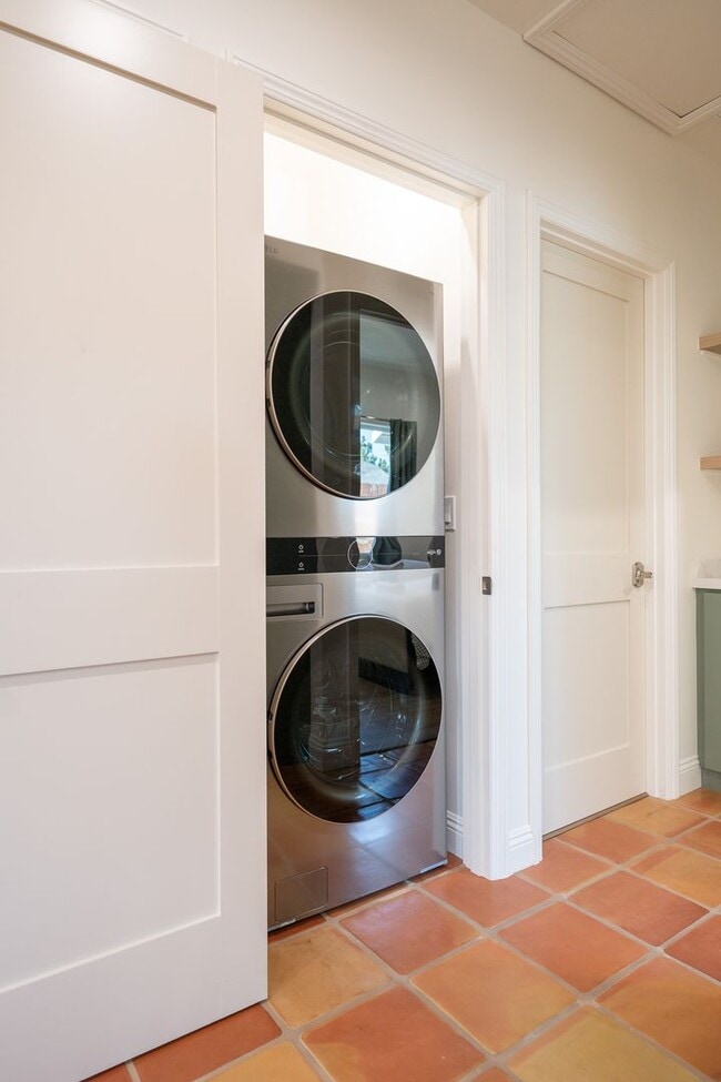 Photo - Contemporary New home in Monrovia