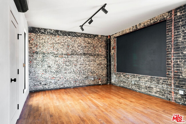 Building Photo - 3020 W Sunset Blvd