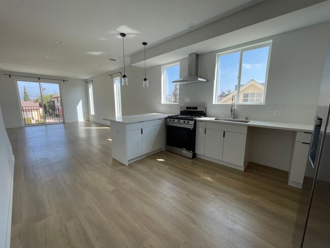 Building Photo - JUST COMPLETED MODERN TOWNHOMES! Never Liv... Unit #4514
