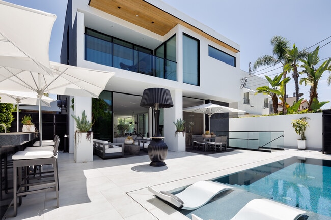 Photo - 213 S La Peer Dr House