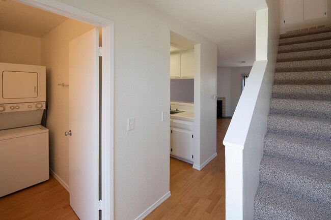 Building Photo - 2br/1.5ba Townhouse in North Park with Was...