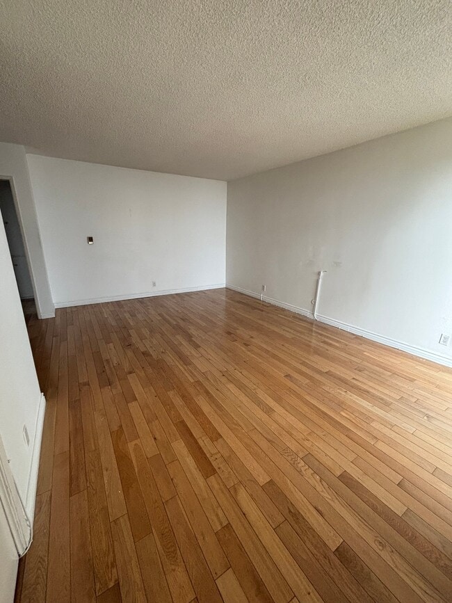 Photo - 2042 Beachwood Dr
