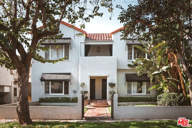 Building Photo - 817 Westmount Dr Unit 819.5