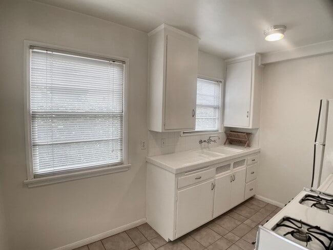 Kitchen - 1008 Euclid St Unit A