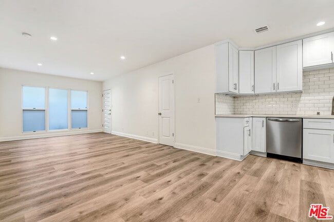 Building Photo - 337 N Oakhurst Dr Unit 1