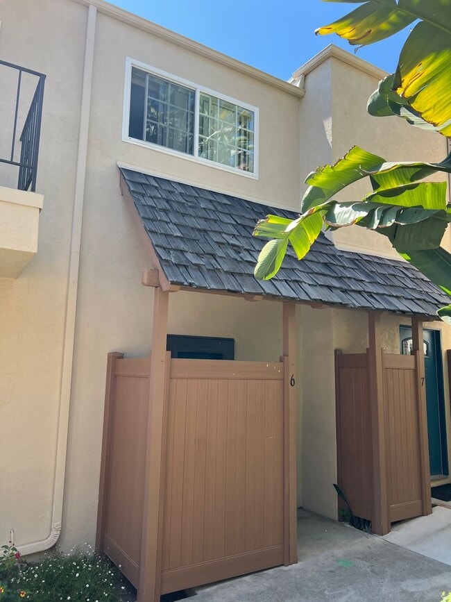 Building Photo - Three Bedroom Condo! Ventura Unit 6