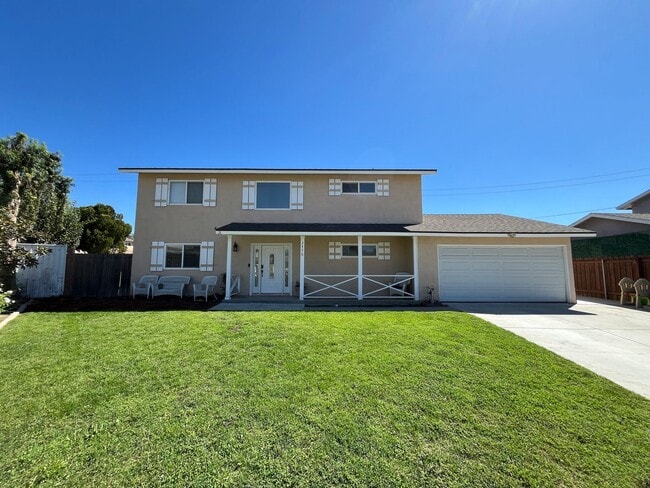 Freshly prepped 5BR in Simi w/downstairs b... - Freshly prepped 5BR in Simi w/downstairs b... House