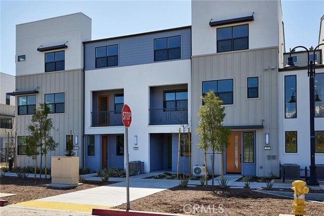 Building Photo - 944 N Divino Privado