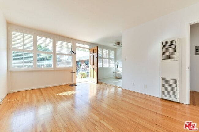 Building Photo - 2033 Cloverfield Blvd Unit C Rental