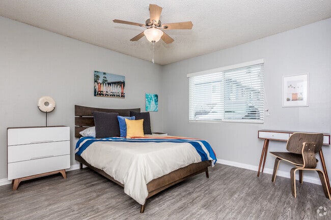 2BR, 1BA - 950 SF - The Circle Apartments at Long Beach