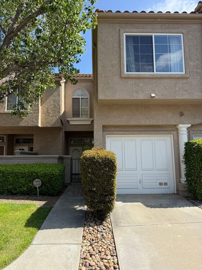Beautiful 2 Bed, 2.5 Bath Two-Story Townho... - Beautiful 2 Bed, 2.5 Bath Two-Story Townho... Townhome