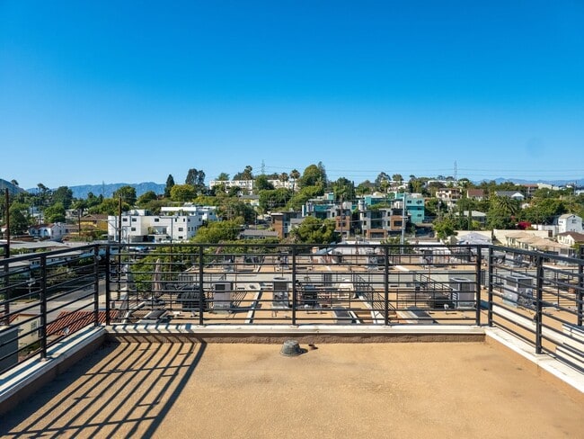 Building Photo - Luxury Townhome Centrally Located in Silver Lake!