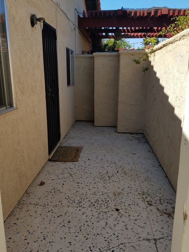 Photo - 5005-Side Studio