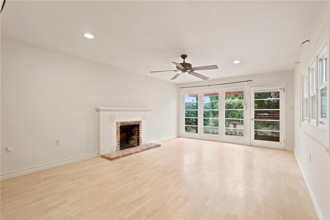 Photo - 607 Hacienda Dr