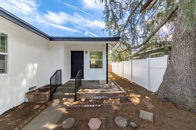 Building Photo - 5816-5818 Kester Ave. Unit 5818