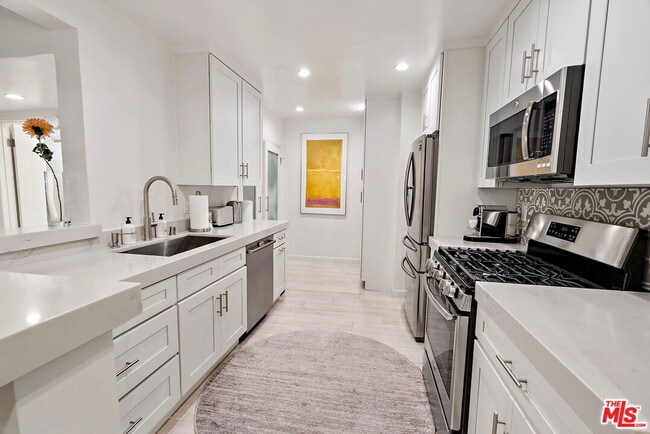 Photo - 838 S Barrington Ave Unit 203