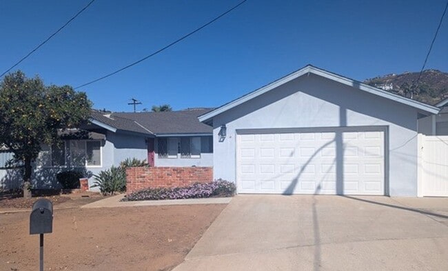 Building Photo - Single Story Home 4 bedroom + Enclosed pat...