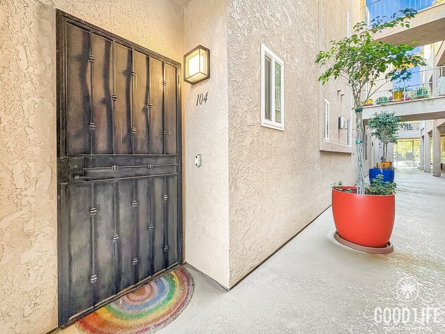 Building Photo - Beautiful Updated 2 Bed 2.5 Bath Condo in ... Unit 104