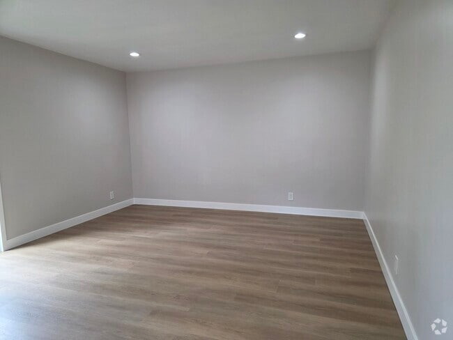 Building Photo - 14747 Woodruff Ave Unit 14747 Rental