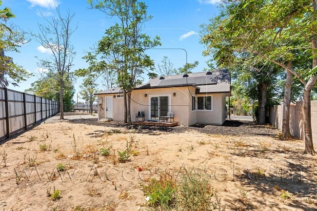 Photo - Comfortable 3 Bedroom Home with Private Backyard in Riverside