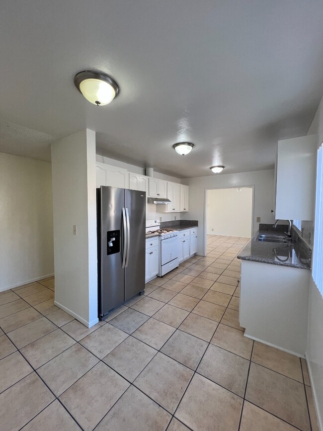 Photo - Light-Filled 4-Bed in San Pedro | Garage Parking, Utilities Included, Prime Location Unit 4