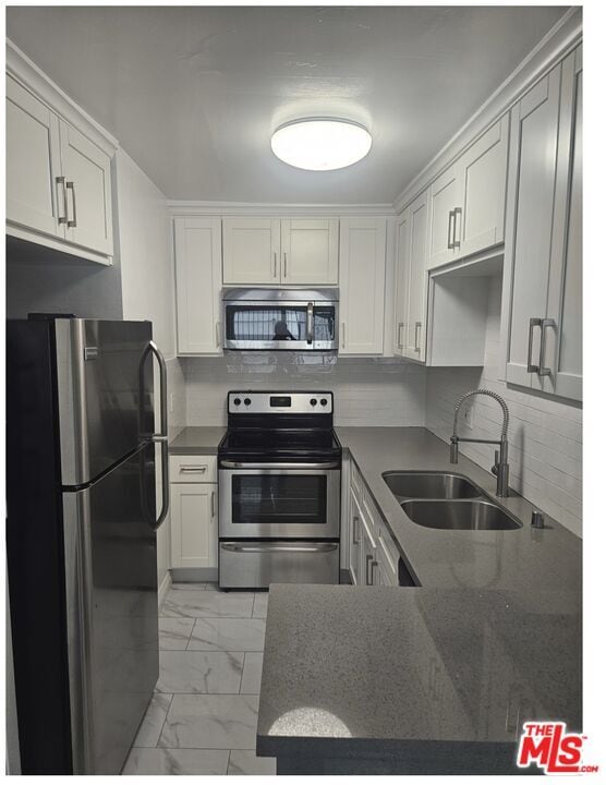 Building Photo - 2106 S Bentley Ave Unit 2