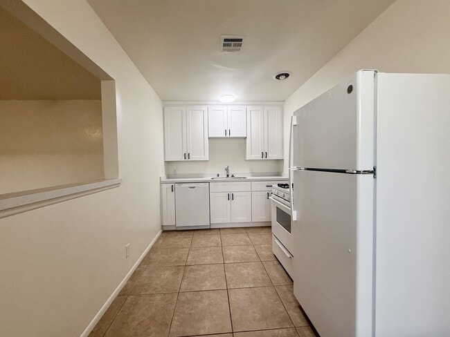 Photo - AVAILABLE NOW!! 1 Bedroom 1 Bathroom apartment in Palm Springs!! Unit 04