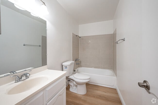 2BD, 1BA - 1,075SF - Bathroom - Oasis Apartments