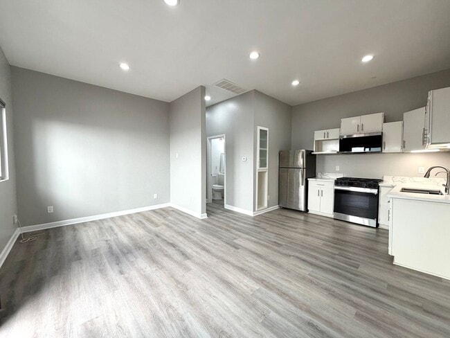 Building Photo - Cozy, perfectly located 2 bedroom unit in San Diego!