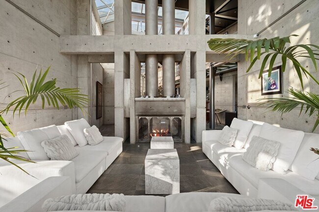 Photo - 2260 Sunset Plaza Dr