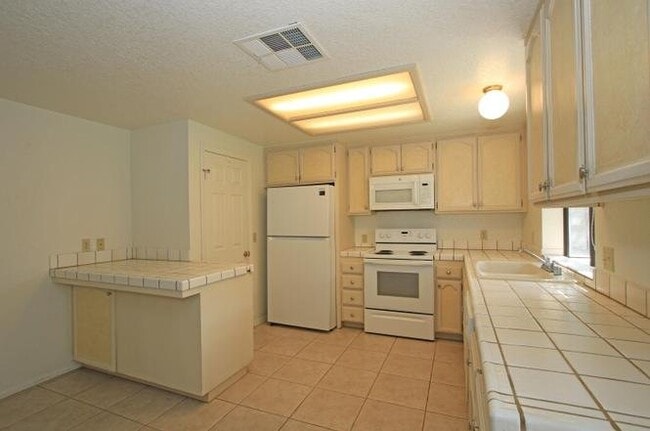 Photo - 78615 Bottlebrush Dr