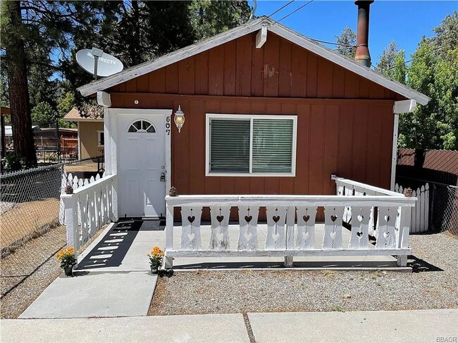 Building Photo - Warm & Cozy Single-Story Home in Big Bear City