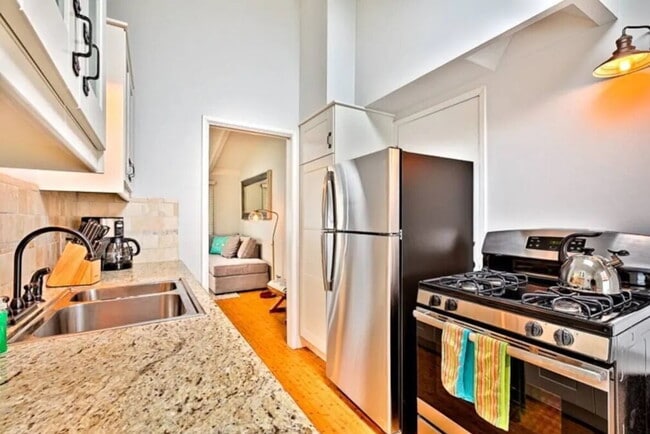 Building Photo - Comfortable and Spacious Rental Opportunity