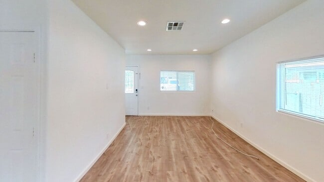 Photo - 3189 Sanchez St N