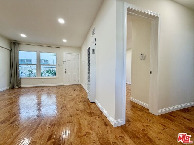 Building Photo - 2027 Euclid St Unit B