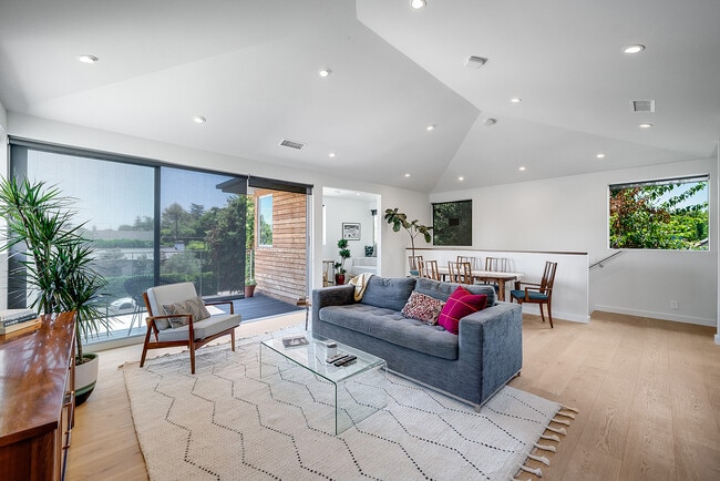 Building Photo - 4539 Beck Ave Unit 4535