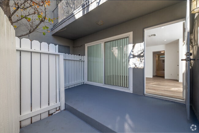 2BR, 2BA - 1,120SF - Patio - 5917 Buffalo Ave