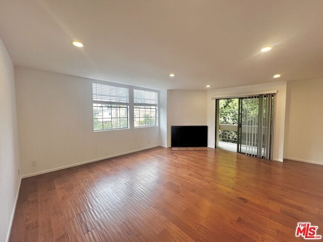 Building Photo - 750 Kings Rd Unit 210
