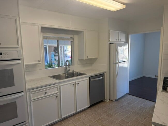 Building Photo - Charming 2BD/2BA Home in Sought-After Camarillo Springs Community!