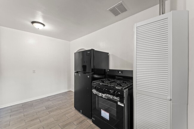 Photo - 10639 Fitzroy Ave Unit D