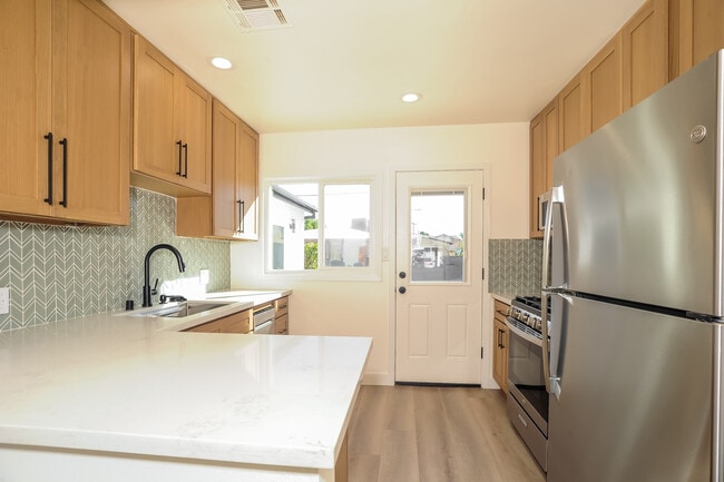 Photo - 5826 Jamieson Ave