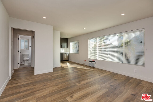 Building Photo - 845 S Kenmore Ave Unit 201