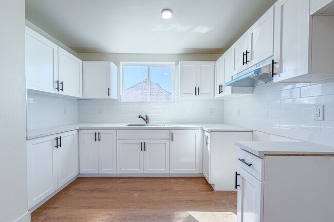 Photo - 423 E 31st St Unit #421 1/2