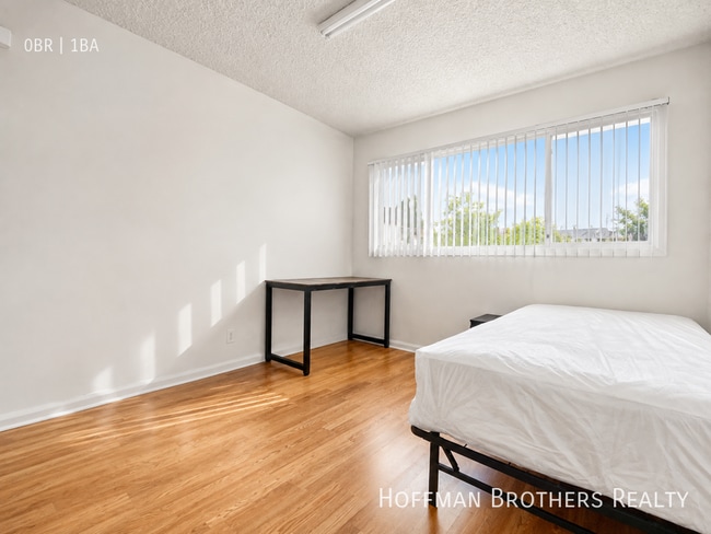 Photo - 933 Grattan St Unit 204