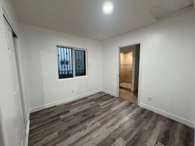 Master bedroom - 131 E 84th Pl