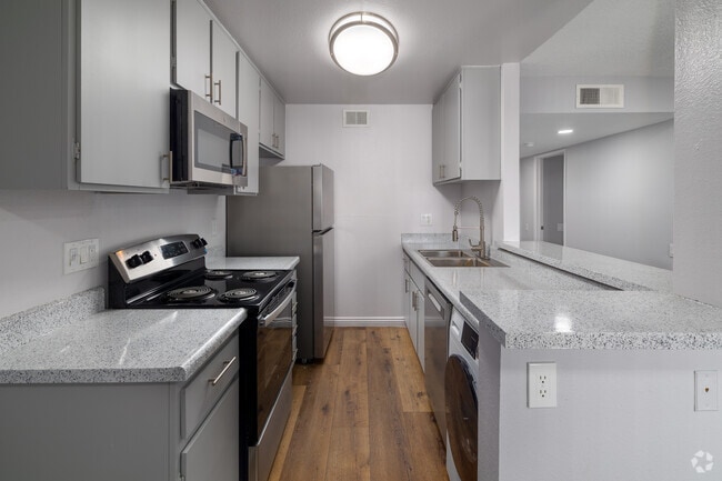 2BR, 2BA - 1,050SF - Kitchen - San Jacinto Village Apartments