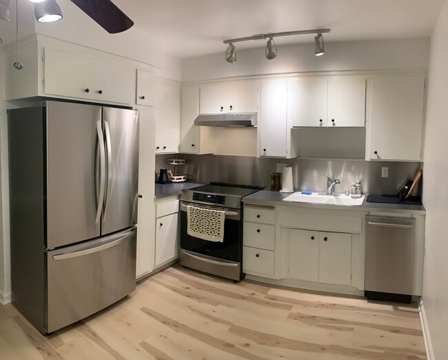 Building Photo - 800 N Eucalyptus Ave